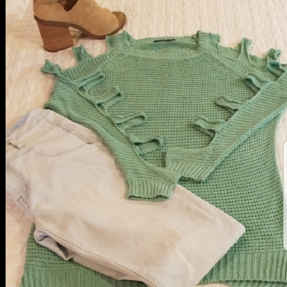 Cold Shoulder lightweight sweater - Picture 4 of 5